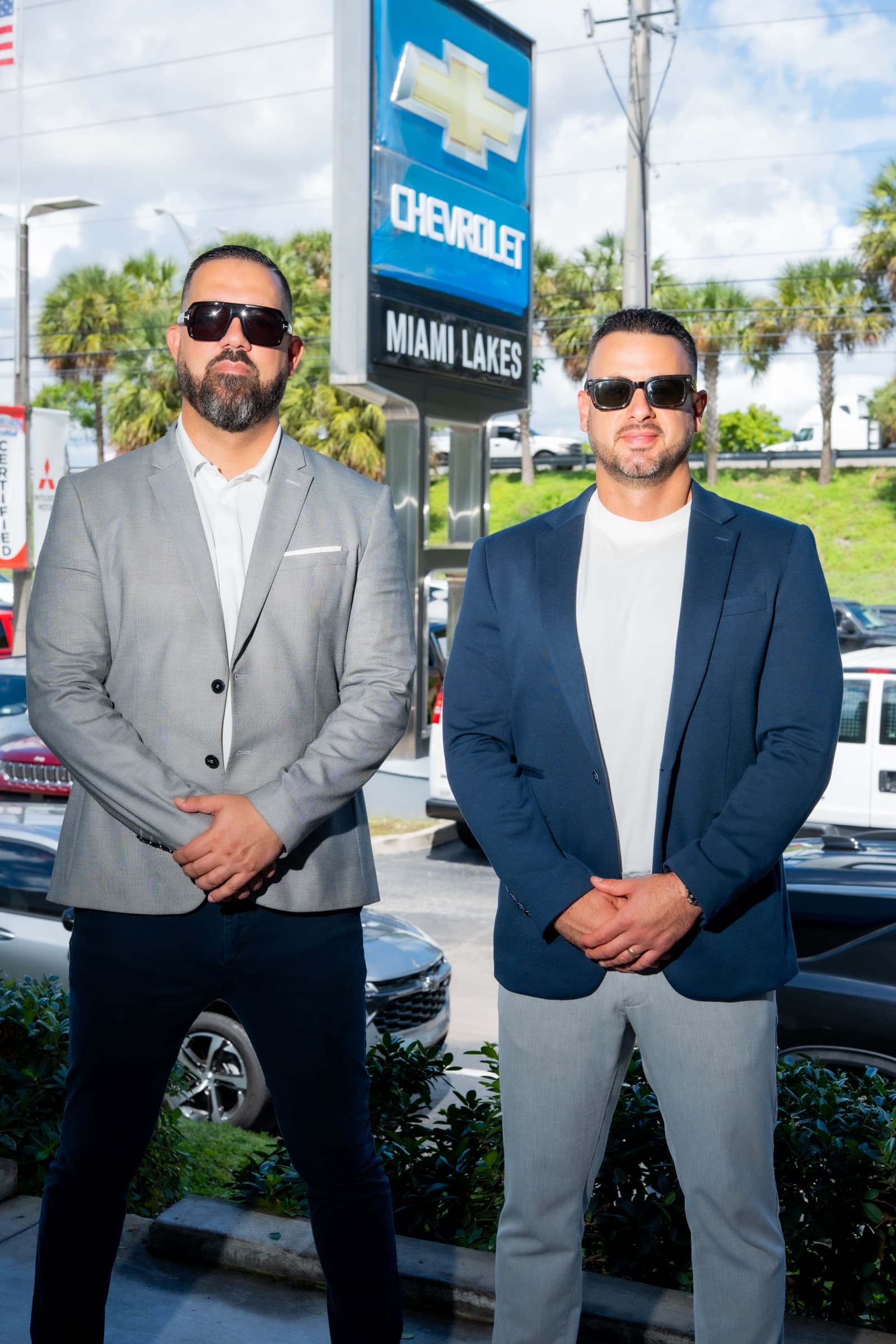 Marcel y Pantin frente al Chevrolet Miami Lakes